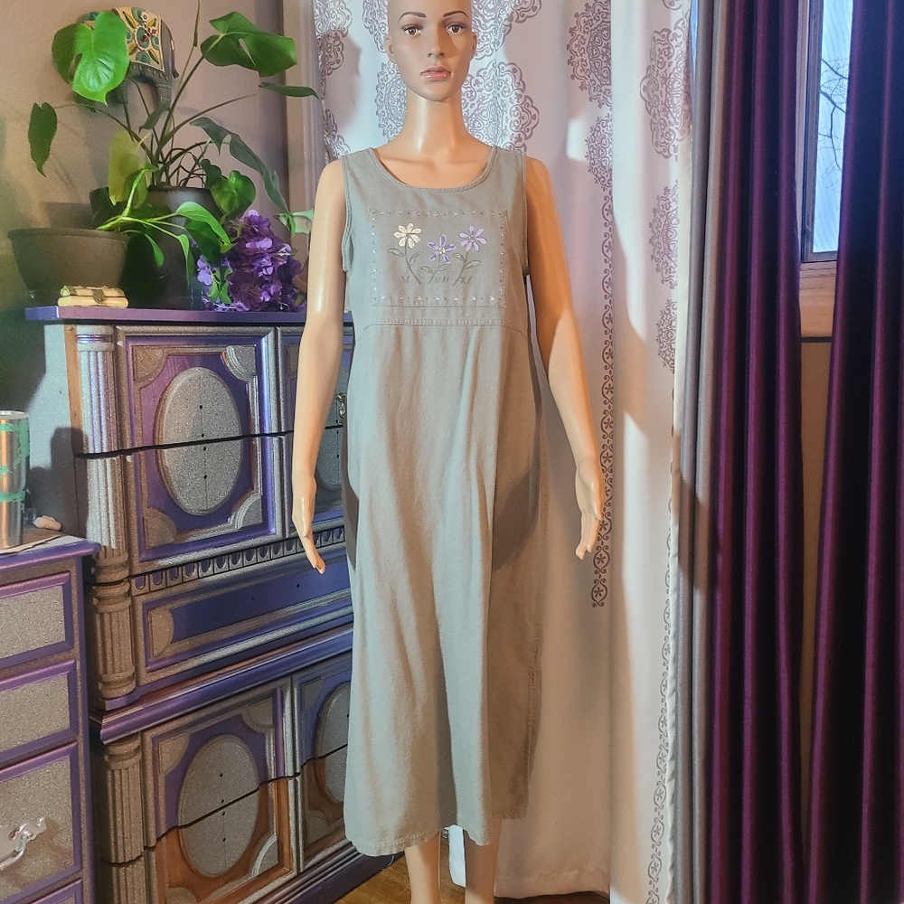 Sleeveless greenish dress with flowers